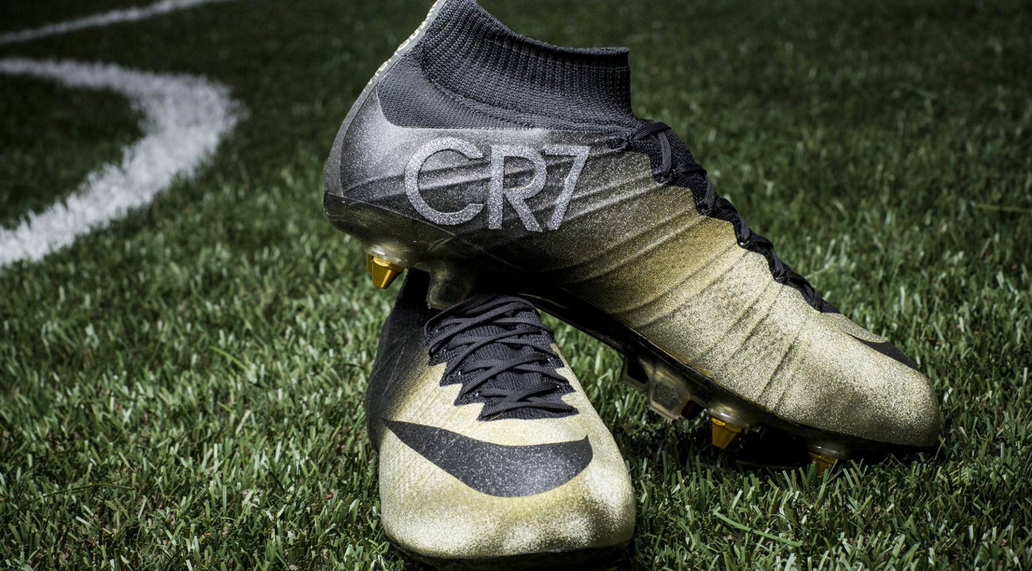 گزارش تصویری: کفش های طلایی نایکی برای کریستیانو رونالدو