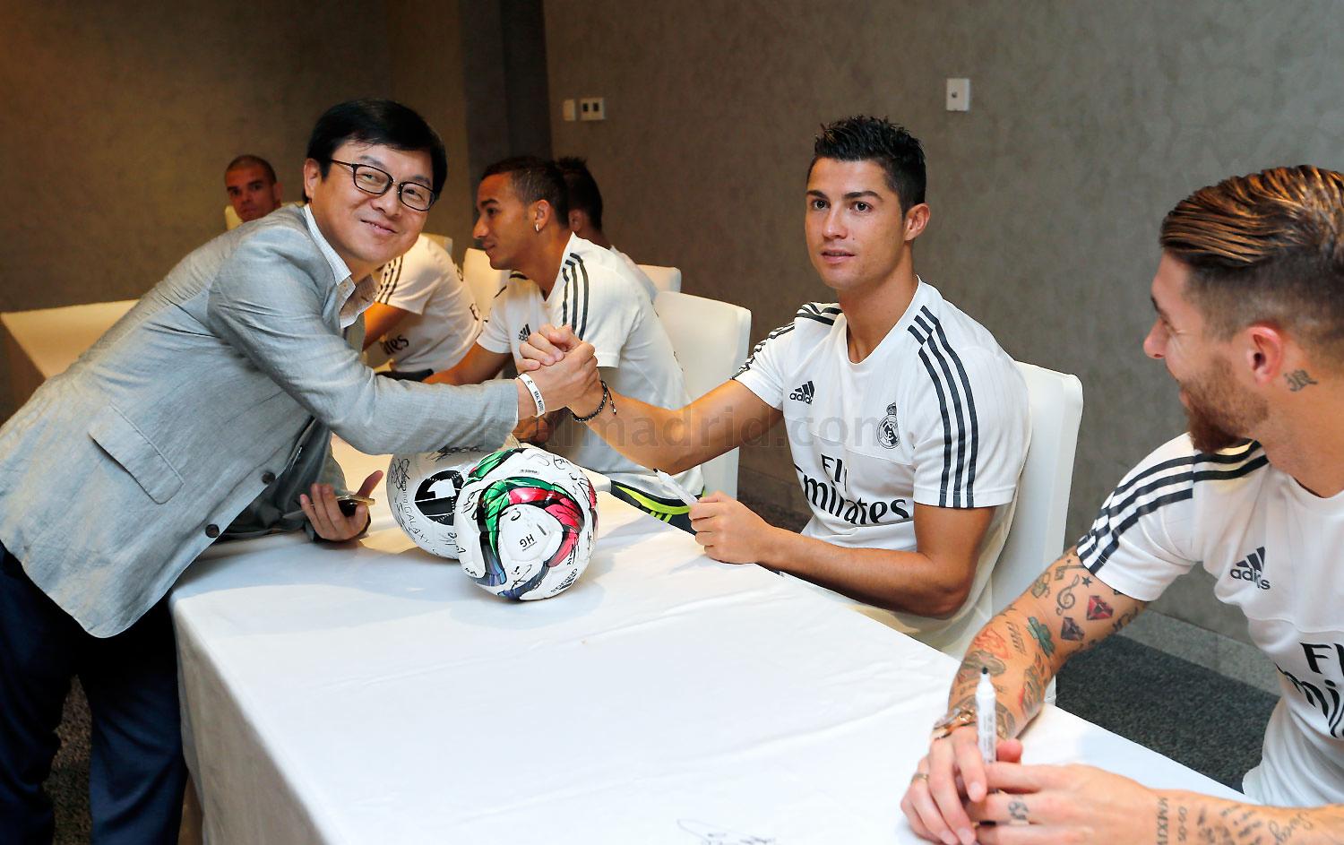 گزارش تصویری؛ دیدار و امضا دادن ستارگان رئال مادرید به هواداران چینی در شانگهای