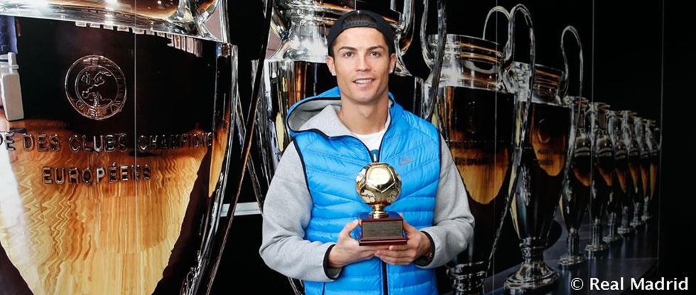 کریستیانو رونالدو جایزه بهترین مهاجم جهان در سال 2013 را از فدراسیون تاریخ و آمار فوتبال دریافت کرد