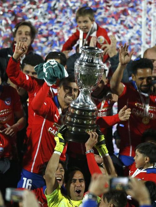 عکس روز؛ جام قهرمانی کوپا آمریکا در دستان کلودیو براوو