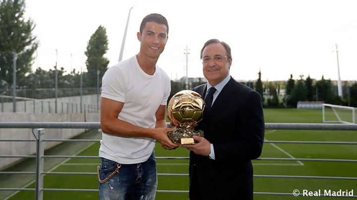 گزارش تصویری: کریستیانو رونالدو ماکتی از آخرین توپ طلای خود را به فلورنتینو پرز اهدا کرد