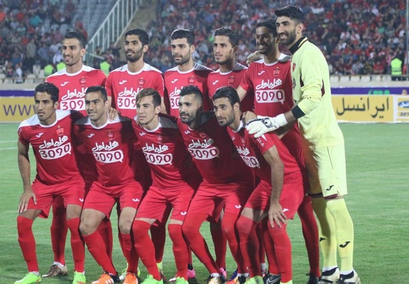 شعار و توهین علیه بازیکنان پرسپولیس در فرودگاه تبریز