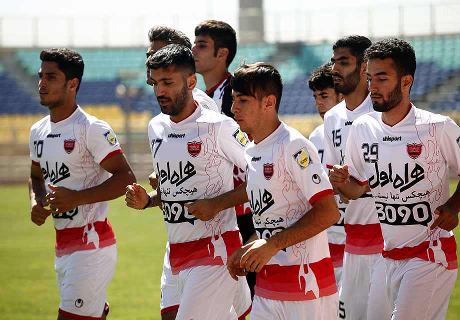  تعداد زیادی از جانبازان دوران دفاع مقدس در محل تمرین پرسپولیس حاضر شدند  (عکس)