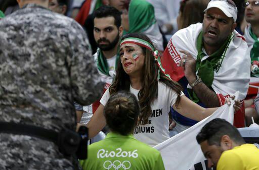 والیبال المپیک ریو 2016؛ برخورد تند ماموران امنیتی با طرفدار ایرانی