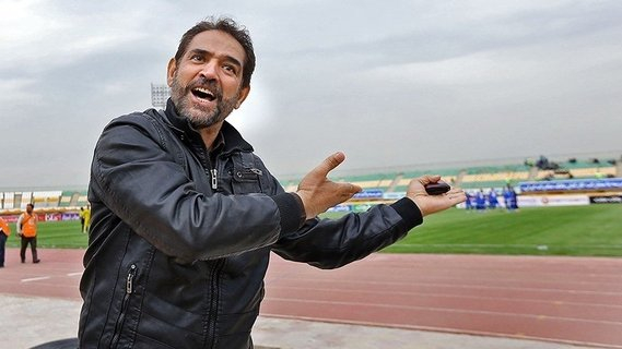 فیروز کریمی قبل از پایان بازی ورزشگاه را ترک کرد-اکسین البرز