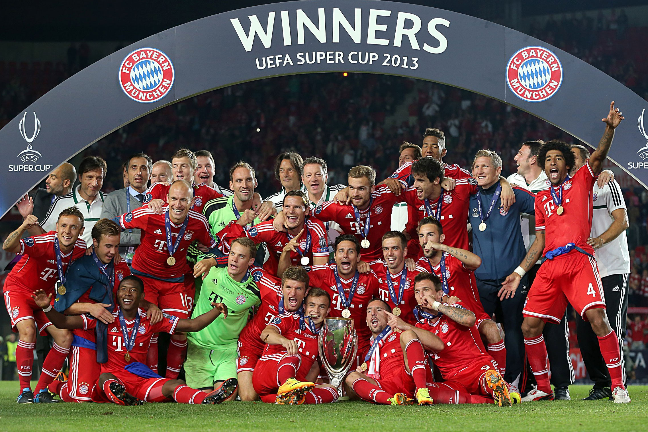 Бавария мюнхен сайт. Bayern Munich Cup. UEFA super Cup. German super Cup 2020. Bavaria Munchen Players.