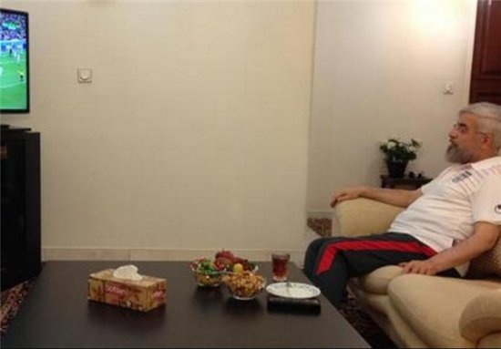 روحانی در حال تماشای ایران نیجریه .....