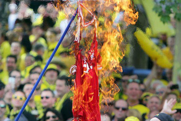 هواداران بوروسیا دورتموند پیراهن بایرن مونیخ را به آتش کشیدند (تصویر)