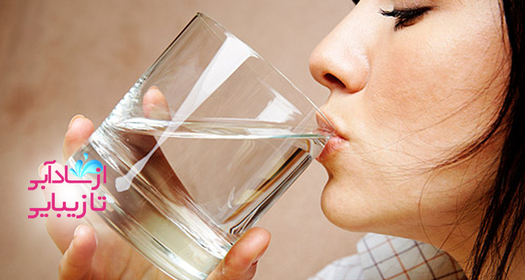 زنی در حال نوشیدن آب