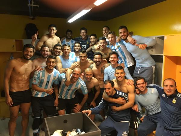 عکس روز: خوشحالی بازیکنان آرژانتین در رختکن پس از صعود به نیمه نهایی کوپا آمریکا