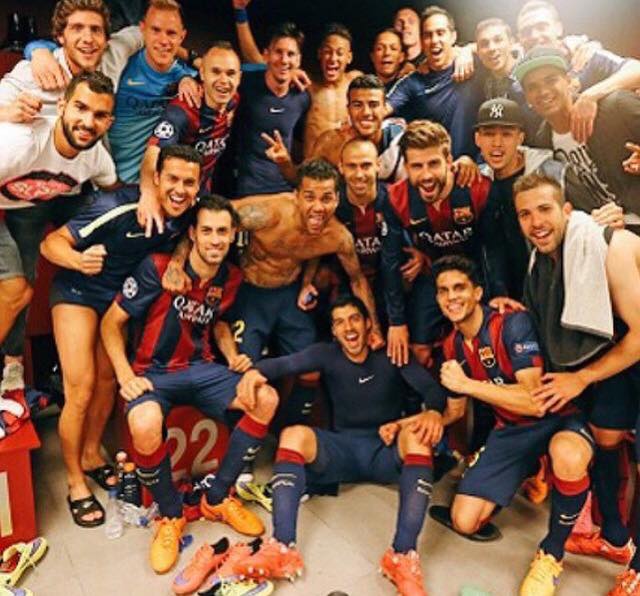 عکس روز: خوشحالی بازیکنان بارسلونا در رختکن پس از پیروزی مقابل بایرن مونیخ