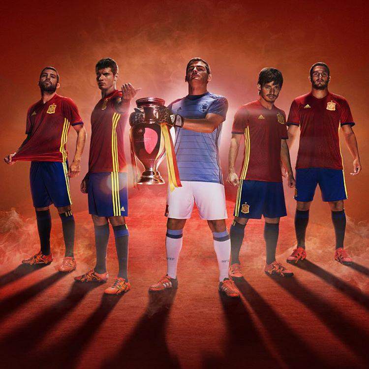 رونمایی از پیراهن اول تیم ملی اسپانیا برای یورو 2016 (عکس)