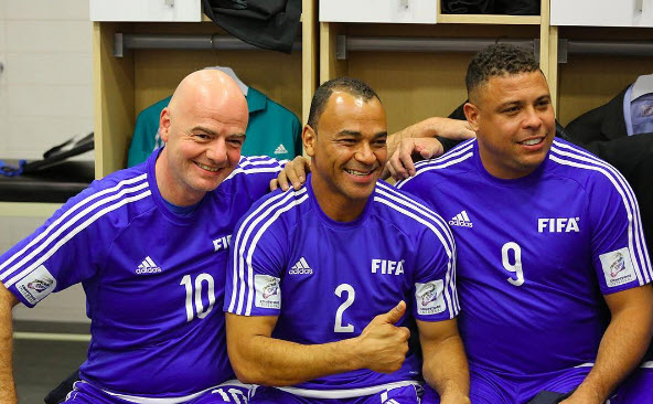 رونالدو نازاریو در کنار کافو و رئیس فیفا (عکس)