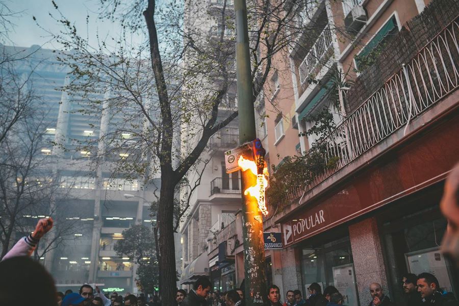 آتش زدن پرچم و پیراهن بارسا توسط هواداران مادریدی