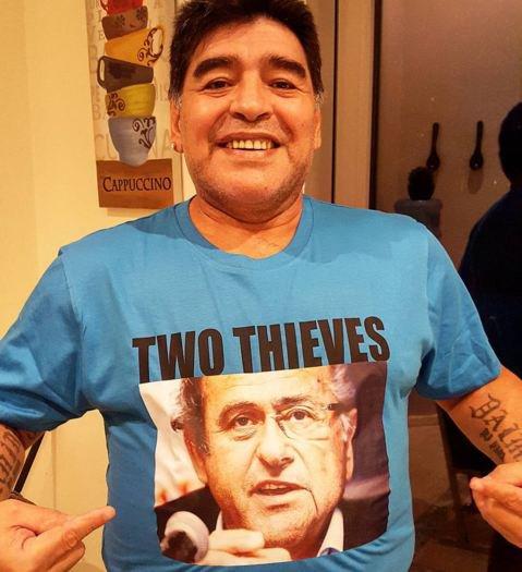 جنجال جدید مارادونا؛ تیشرتی که به "دو دزد" اشاره دارد