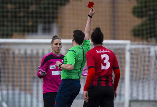درخواست عجیب داور مرد، از فوتبالیست زن در جریان یک مسابقه فوتبال 