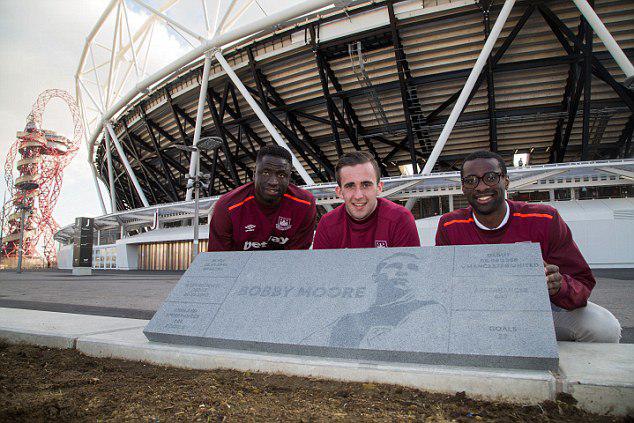 سنگ یادبود بابی مور در کنار ورزشگاه المپیک نصب شد (عکس)