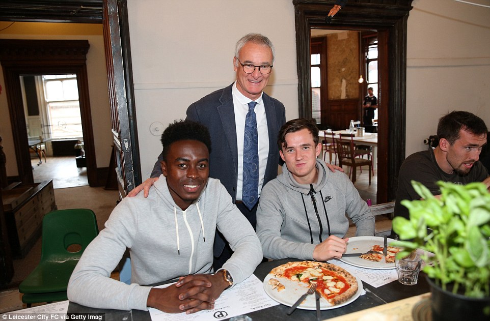 سرانجام رانیری به بازیکنانش پیتزا داد! (عکس)