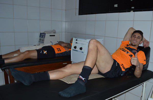 درمان پای مصدوم مدافع آرسنال در برزیل (عکس) 