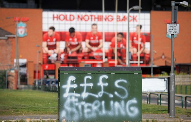 عکس روز؛ برخورد هواداران لیورپول با حضور استرلینگ بر در و دیوار آنفیلد