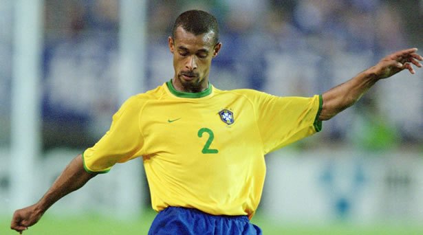 بازیکن سابق برزیل و اینترمیلان دو بار در یک هفته از سرمربیگری اخراج شد 