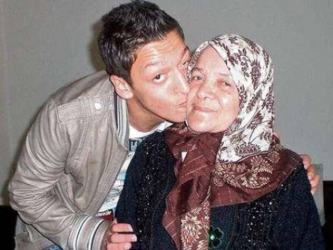 اوزیل و مادرش
