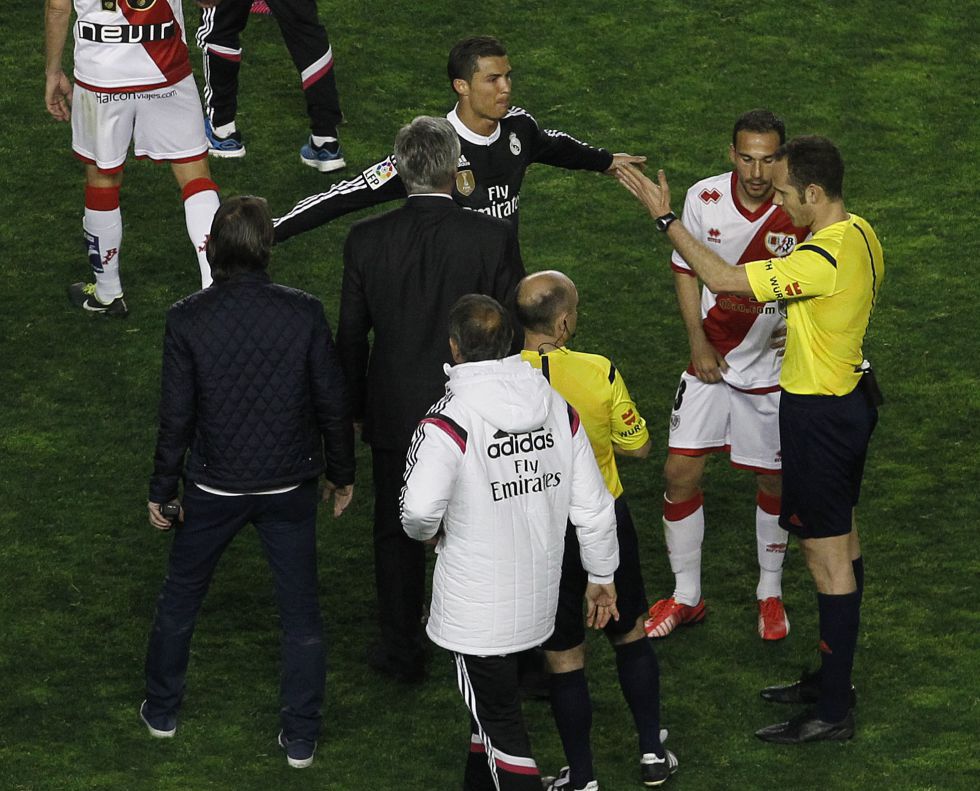 درخواست تجدید نظر باشگاه رئال مادرید برای لغو کارت زرد رونالدو