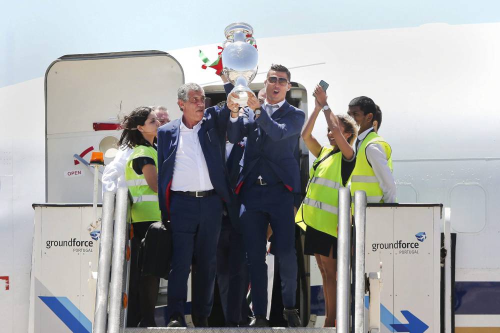 بازگشت کاروان تیم ملی پرتغال به کشور با قهرمانی اروپا (عکس)