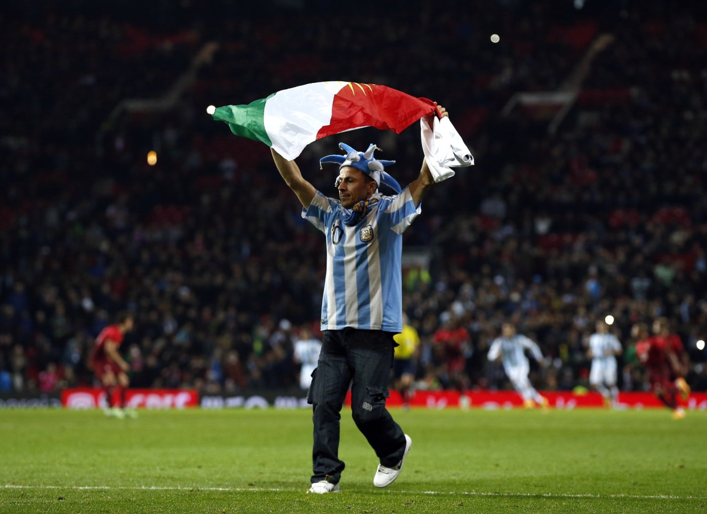 عکس روز؛ تماشاگری که موجب توقف بازی پرتغال-آرژانتین شد