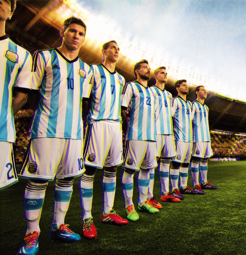 به امید خدا شما قهرمان خواهید شد مسی همیشه دستانش رو به اسمان است اسمان اجرش را خواهد داد مسی با غرور بیگانه است