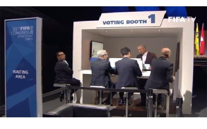 لحظه رای دادن علی کفاشیان در انتخابات فیفا (عکس)