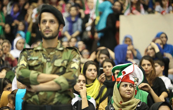 ورود کلیه بانوان به سالن مسابقه والیبال ایران - آمریکا ممنوع شد