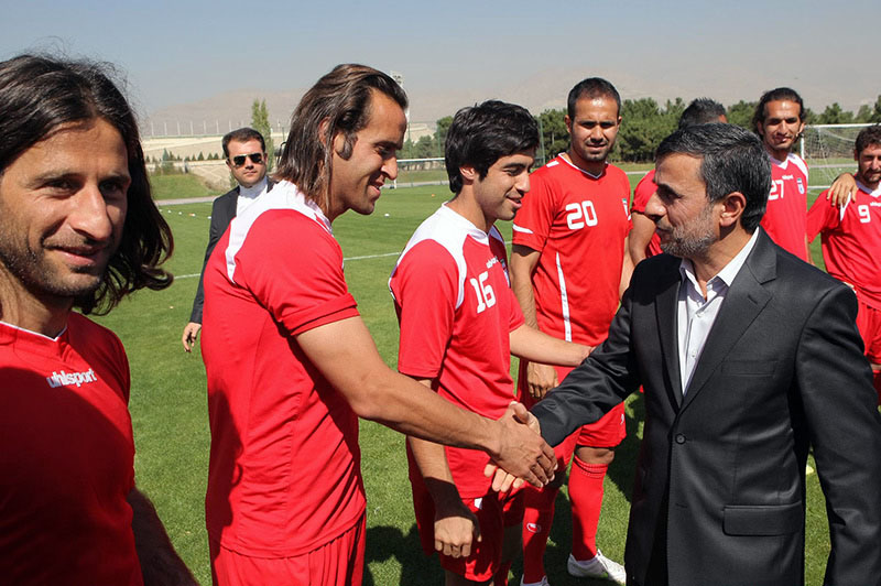 احمدی نژاد همسفر استقلالی ها شد