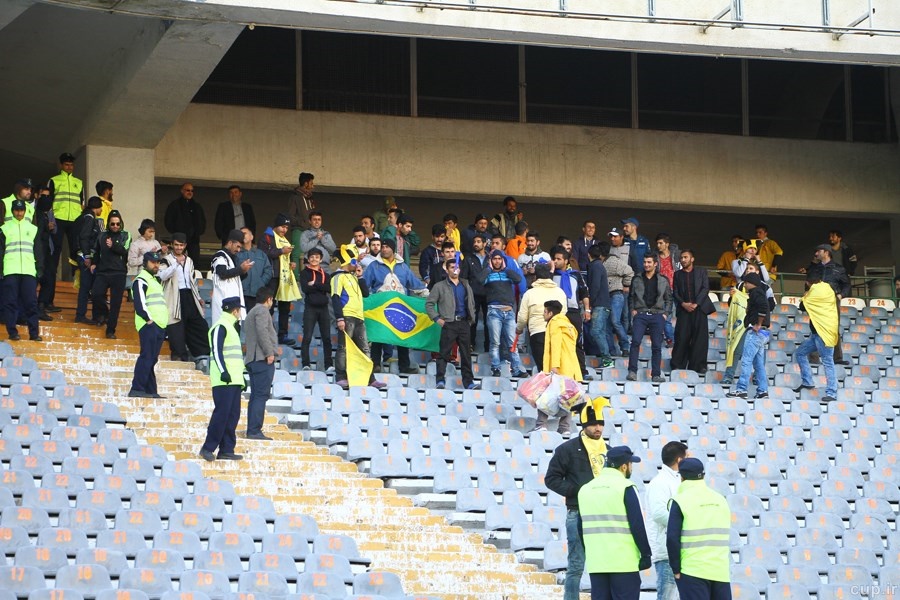 حواشی دیدار استقلال - نفت(1)؛ جنوبی ها با پرچم برزیل در ورزشگاه