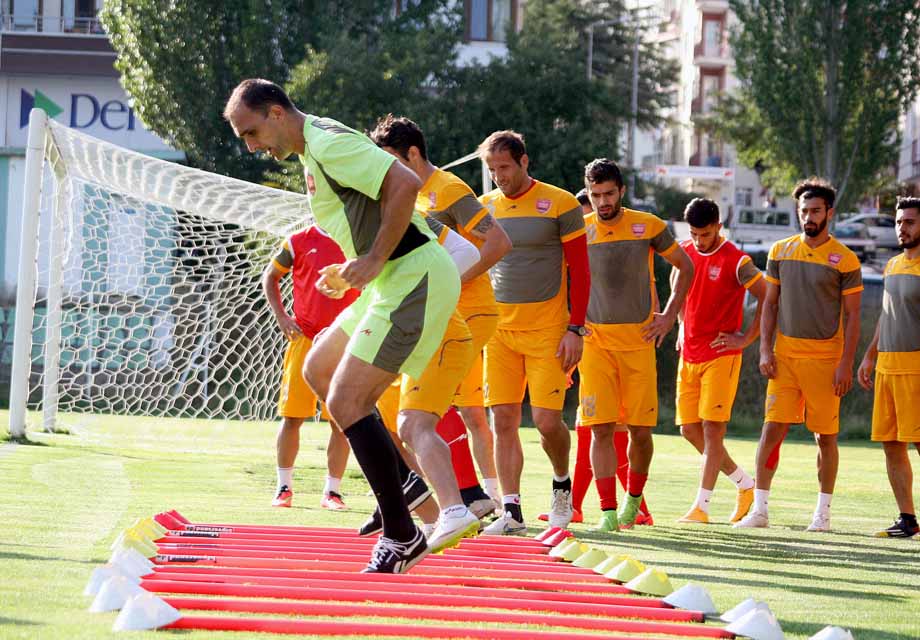 عقب نشینی باشگاه پرسپولیس از جذب ضرغام اسماعیل