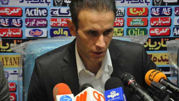 کنفرانس خبری پیش از بازی پرسپولیس - ذوب آهن؛  گل‌محمدی: به مشکلات پرسپولیس فکر کنیم بازنده می‌شویم