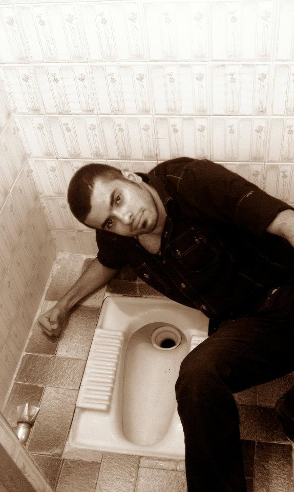 ایشون دوست بارسایی بنده هستن که شرطو باختن به این وضع دچار شدن :)) 