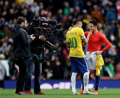 عکس روز: برخورد صمیمی نیمار و الکسیس سانچز در جریان بازی برزیل - شیلی