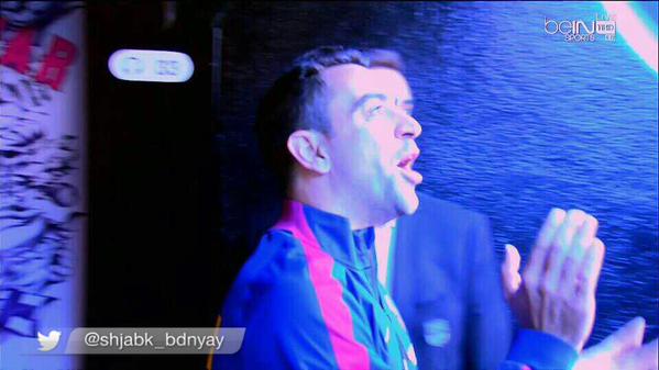 عکس روز: واکنش ژاوی هرناندز از تماشای بنر تشکر آمیز هواداران بارسلونا