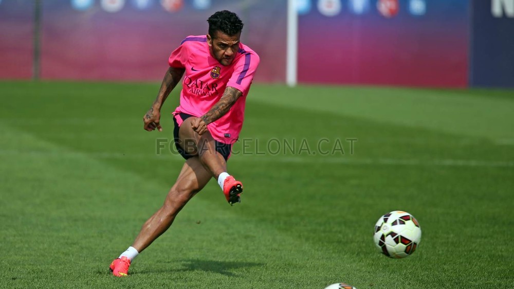 مدیر برنامه های دنی آلوز: او می خواهد در بارسلونا باقی بماند