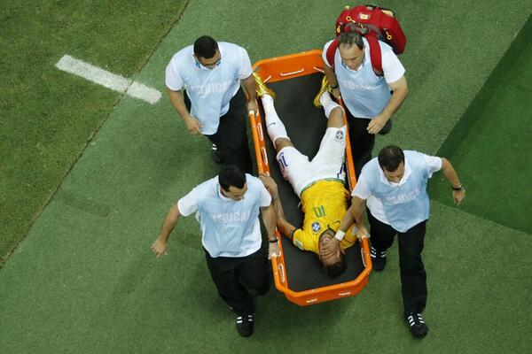 عکس روز: حضور هواداران برزیلی در بیمارستان و دعا برای بهبودی نیمار