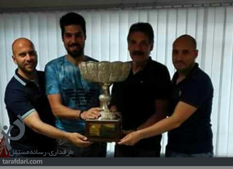 عکس روز؛ جام قهرمانی لیگ چهاردهم در دستان تونی الیویرا