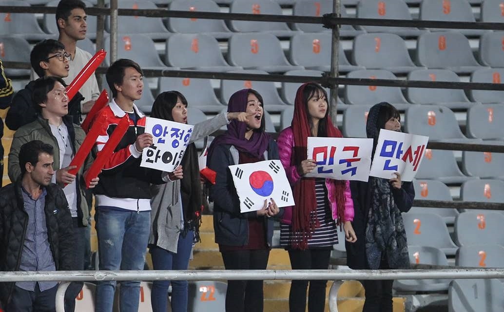 تماشاگران کره ای بازوبند مشکی به بازو می بندند
