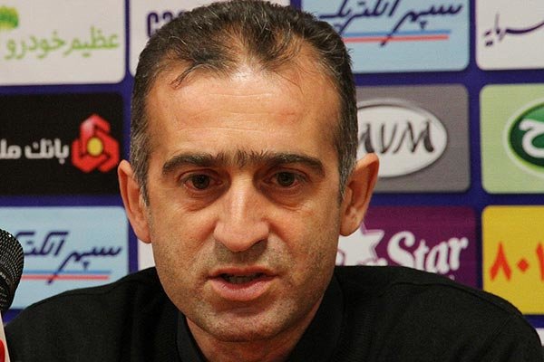 کمالوند: تراکتور از ما بازهم بازیکن بخواهد می دهیم؛ روزی هشت عدد قرص می خورم