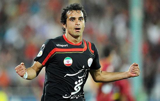 هواداران در دقیقه ۲۴ بازی عمان ـ ایران هادی نوروزی را تشویق می‌ کنند