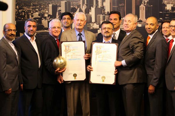 اهدای لوح تقدیر شورای شهر لس آنجلس به تیم‌های ملی والیبال ایران و آمریکا