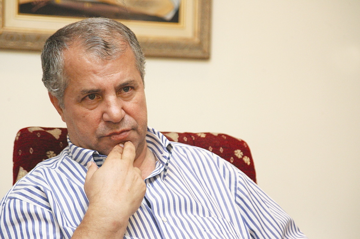 علی پروین ممنوع‌الخروج شد