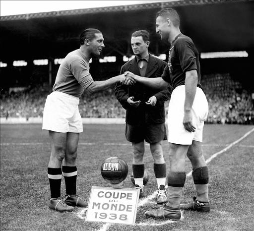 فینال جام جهانی 1938 مه آتزا در سمت چپ تصویر دیده می شود
