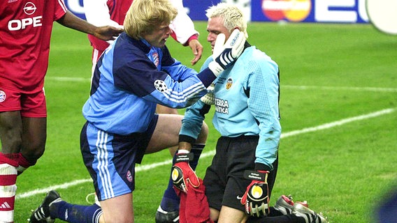 Oliver Kahn tröstet 2001 Valencia-Keeper Santiago Canizares. © picture-alliance / Sven Simon